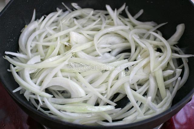 就锅中底油放入洋葱丝翻炒均匀