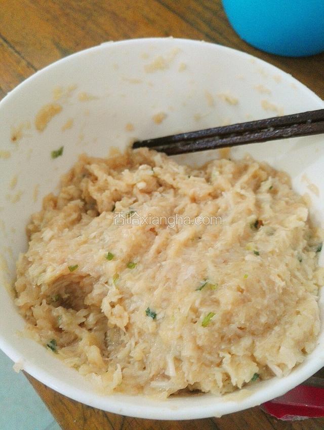 将鸡肉剁成肉泥，加葱花，盐，淀粉，鸡蛋，鸡精搅拌均匀。