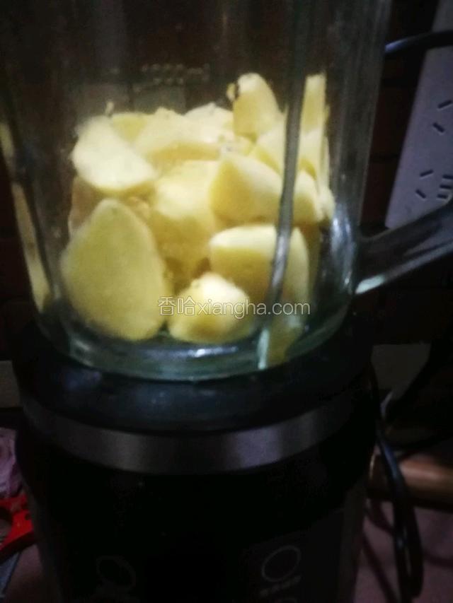 生姜切碎放入料理机打成姜汁。