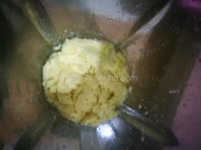 生姜打好用纱布袋压出姜汁。