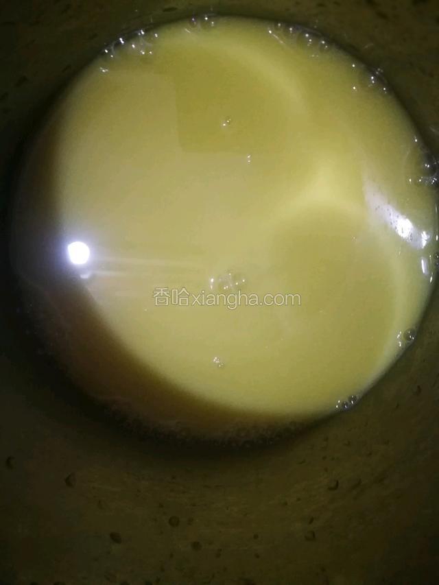 用筛子过滤下姜汁去掉姜渣。