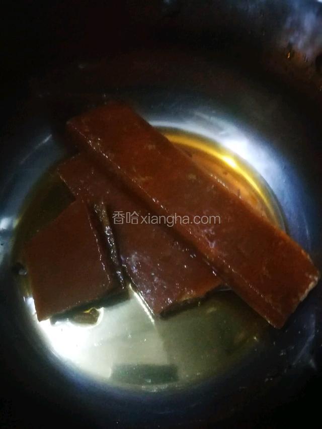 红糖加水开始熬糖浆。