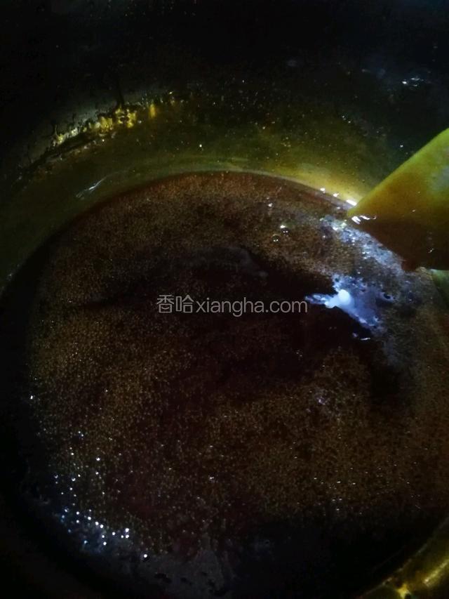 红糖浆熬到冒小泡即可关火。