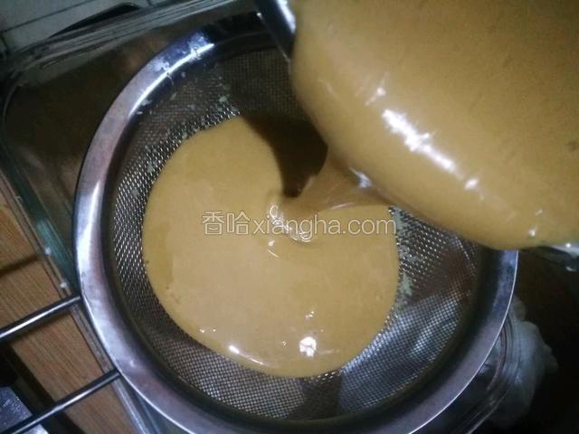 用筛子过滤下面糊。