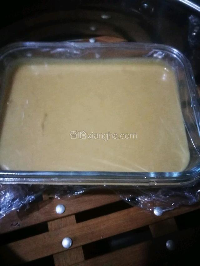 过滤好的面糊倒入容器中盖上保鲜膜上蒸笼大火蒸25分钟。