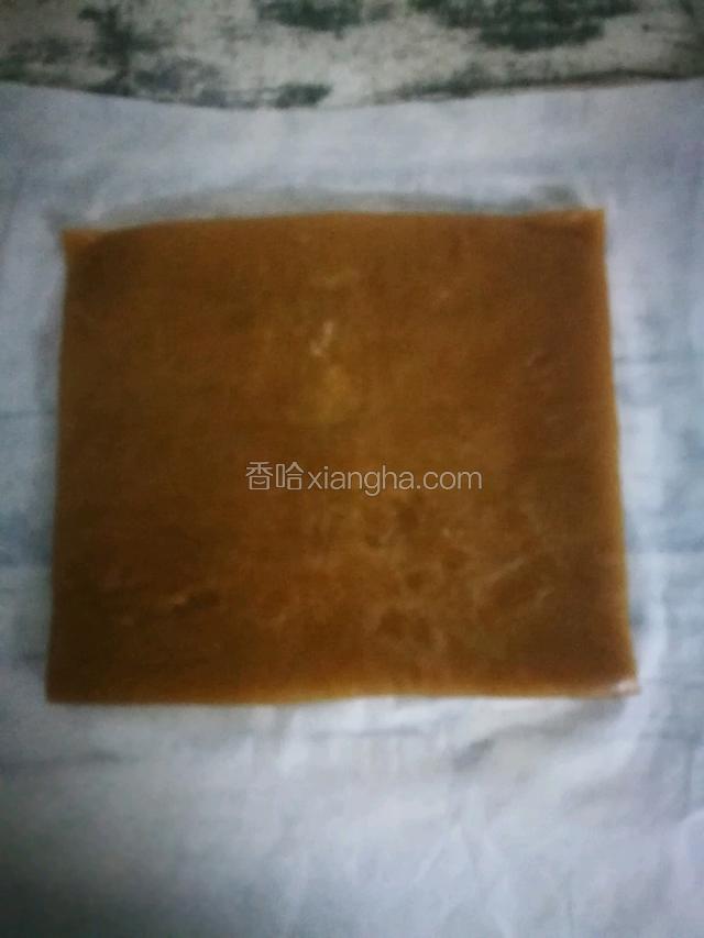 蒸好的取出把熟面团用擀面杖擀平，放凉后放急冻柜冷冻1小时。