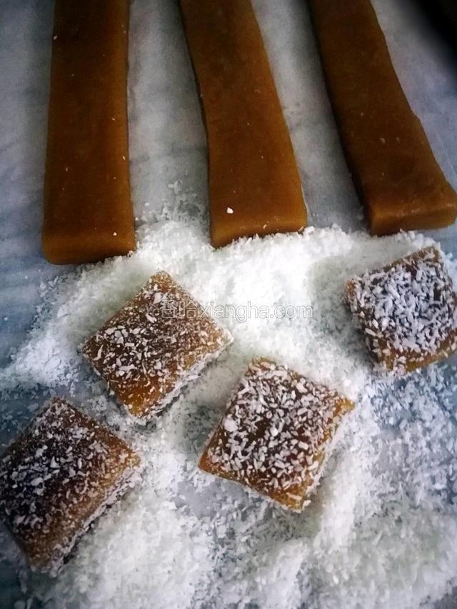 冷冻好后切成同等大小的方块裹上椰蓉。
