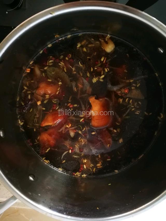 然后加入蚝油，l5升清水，老抽，生抽，料酒，盐，腐乳汁，鸡粉，味精，放入猪手，转大火烧开后倒入高压锅。