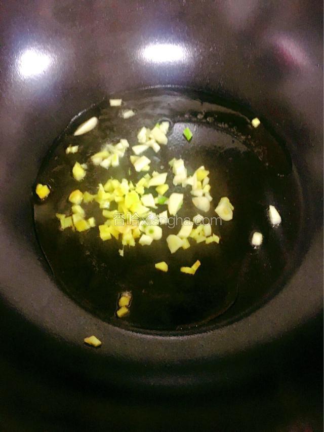 锅中放少许油，放入葱姜蒜末爆香