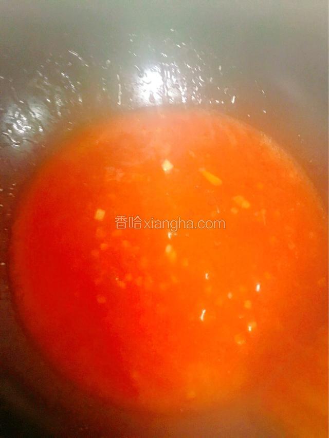 加入醋 白糖 盐 搅几下，再倒入水淀粉，用铲子沿一个方向搅动，调成糖醋