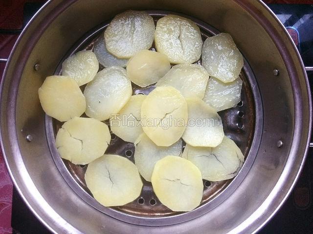 蒸熟的土豆用筷子试下有没熟透