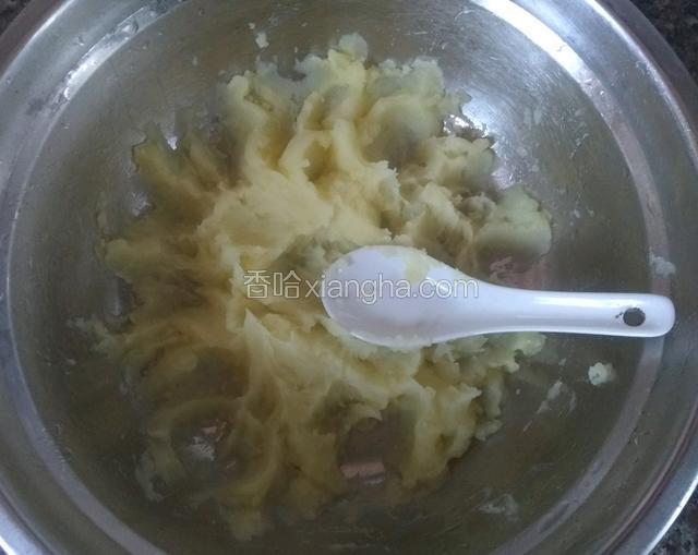将土豆倒入盆中，用勺子压成泥