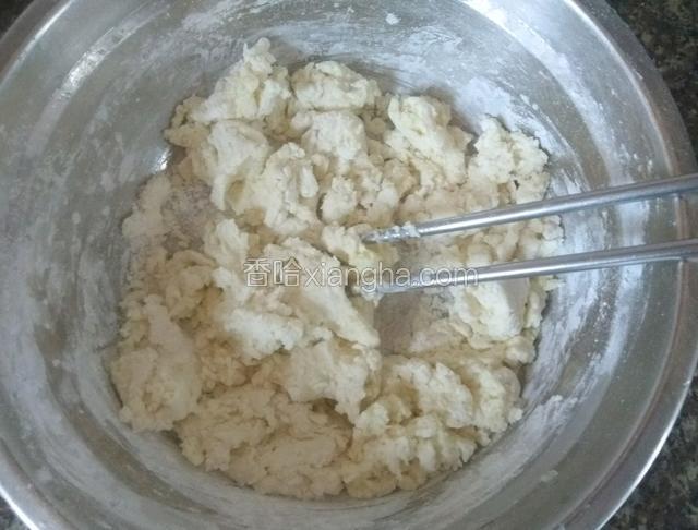 加入适量的糯米粉，搅拌成絮状