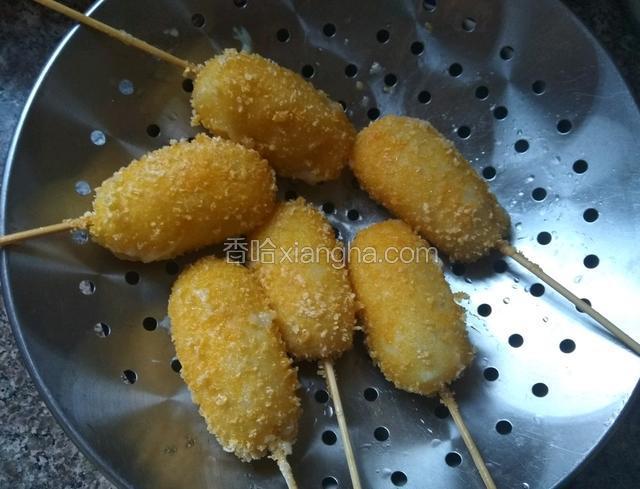 炸至两面金黄即可！捞出控油！