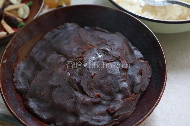 铺到三分之二时、铺一层红豆沙、（超市买的）