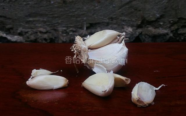 大蒜剥好，剁成粒。届时需要和剁椒一起下锅爆炒。