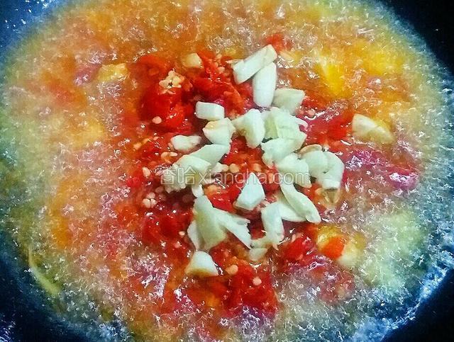 开始烹饪，油锅先下花椒粒，油热后下剁椒和大蒜粒，爆香。