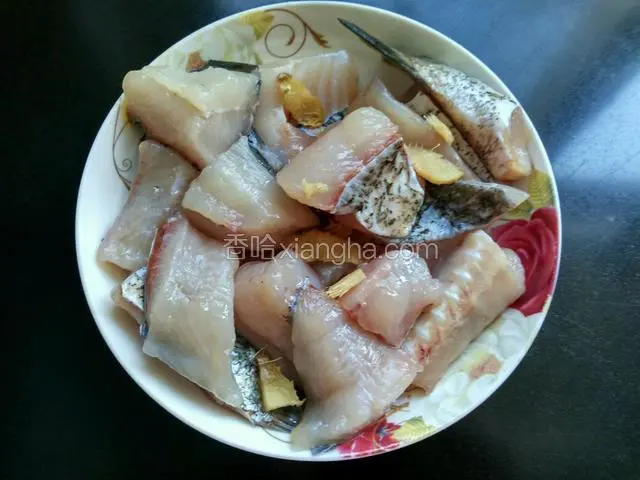 鱼肉放盐，生姜，料酒腌两小时以上。