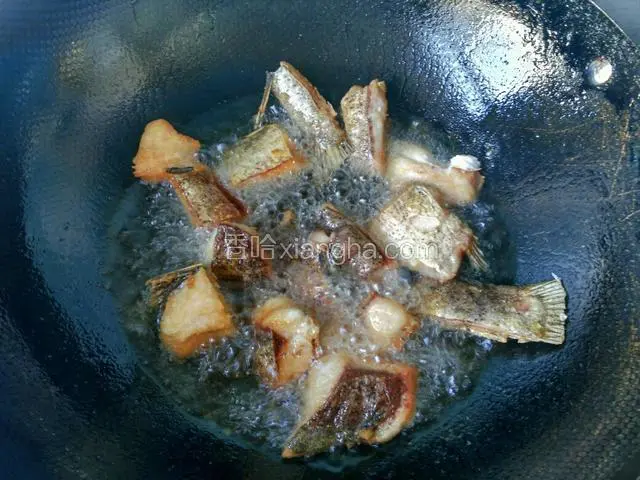 一面炸好后再翻一面。