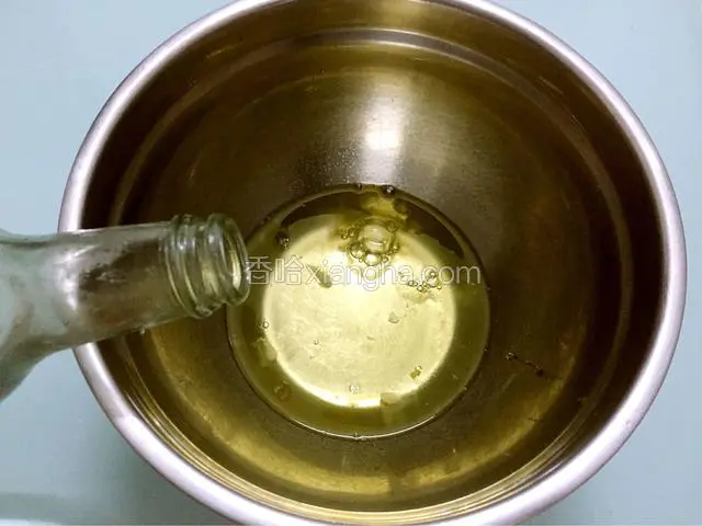 蛋白加入白醋，用电动打蛋器打成粗泡