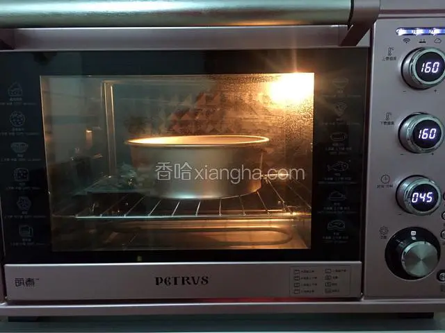 放入预热好的烤箱，上下火160度，下层45-50分钟