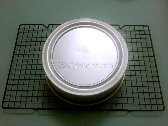 烤好后马上拿出来震一震，然后倒扣在烤网上晾凉后再脱模