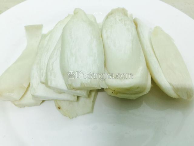 把颈部切片，头部可以留着炒其他菜