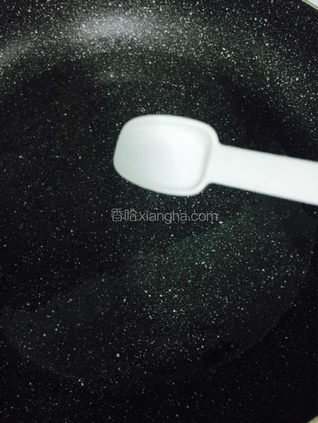 锅里放橄榄油，冷锅直接撒少许盐