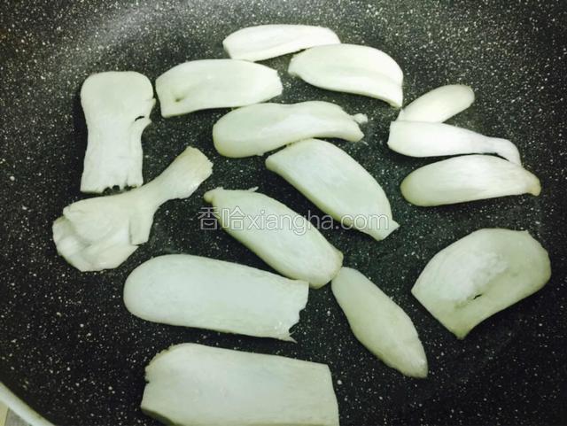 油热后放入松茸菌菇片，小火煎制