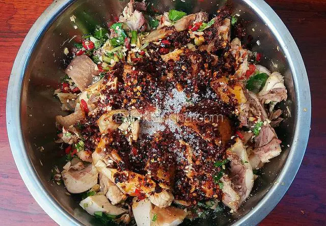 放入盐，味精，白糖，红油辣椒，花椒面，味极鲜生抽（或凉拌酱油）老陈醋，拌匀。