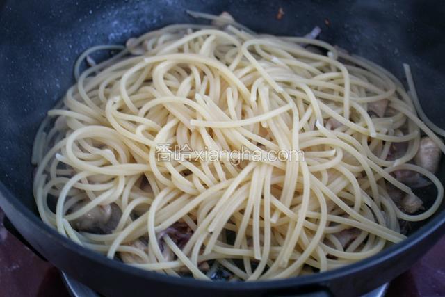 将煮好的意面直接捞出，放入炒锅中和其他食材翻炒均匀