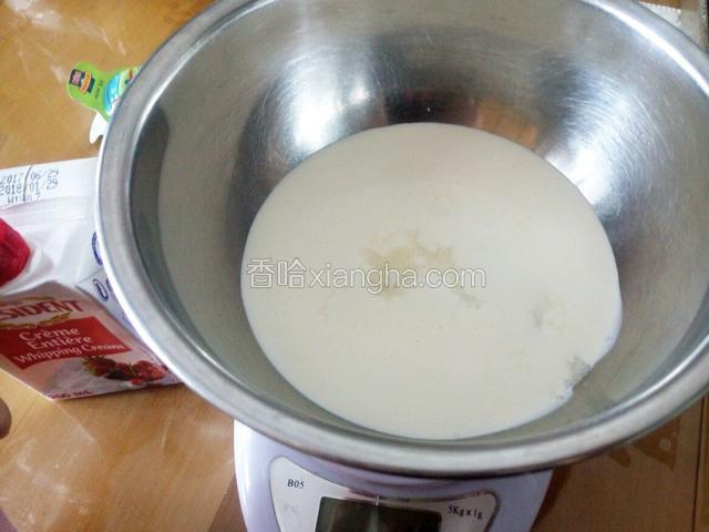 等待冷却期间 准备配料 淡奶油加糖打发
