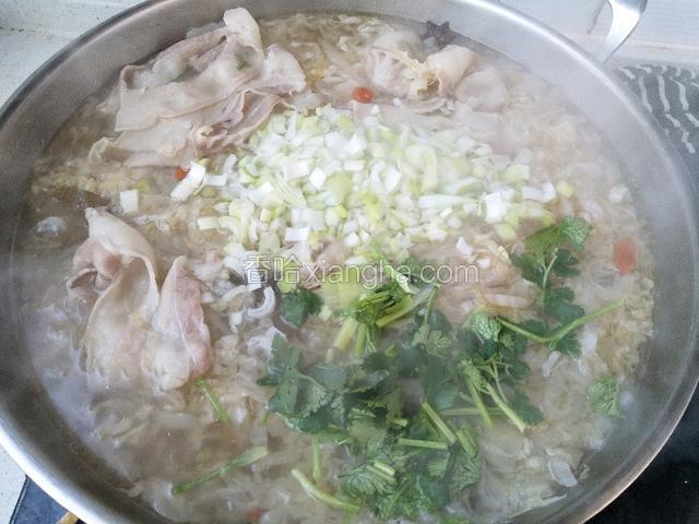 开锅小火顿，40分钟撒入盐适量  葱花  香菜即可食用，我做菜不喜欢味素鸡精的味道。所以不放，有喜欢的出锅加入即可。