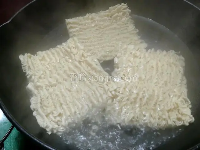准备开水煮面，面煮软了就捞起来