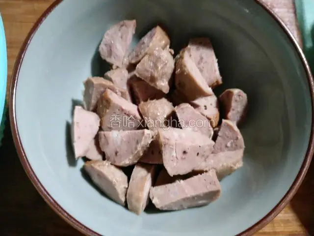 牛筋丸切粒，白菜也切好