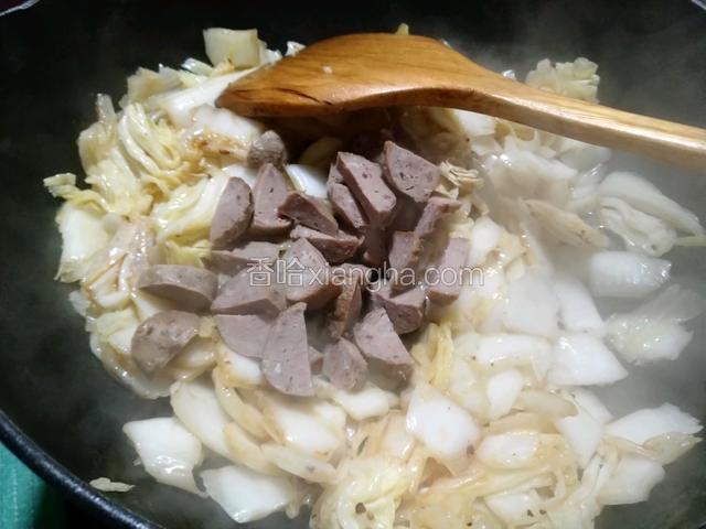 翻炒均匀后放入牛筋丸粒继续翻炒