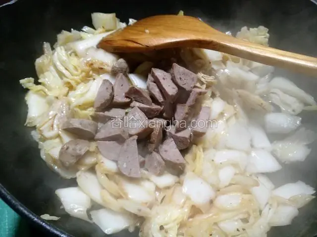 翻炒均匀后放入牛筋丸粒继续翻炒