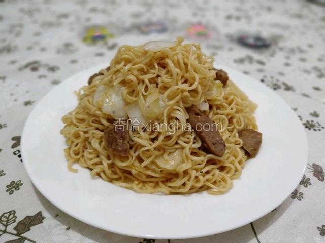 一道美味的牛筋丸炒方便面就完成了