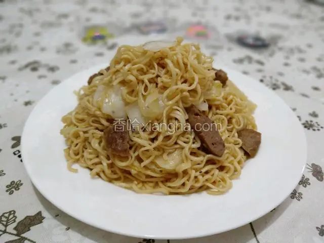 一道美味的牛筋丸炒方便面就完成了