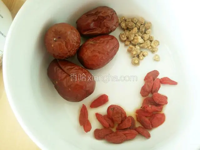 等待开锅期间把大枣和枸杞 党参准备好 因为是一个鸡腿的量 所以配料没放太多 