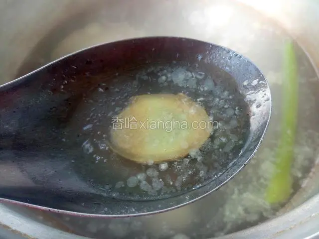 开锅后撇去多余的油脂 捞出葱姜
