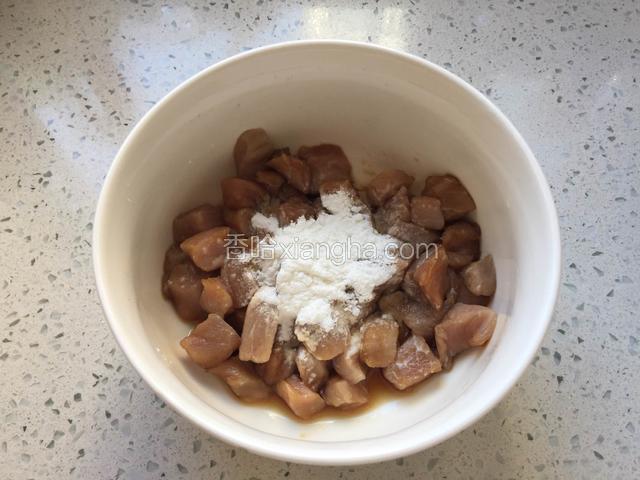 猪肉切丁装碗里，放料酒，生抽，淀粉用手抓匀腌制十分钟。
