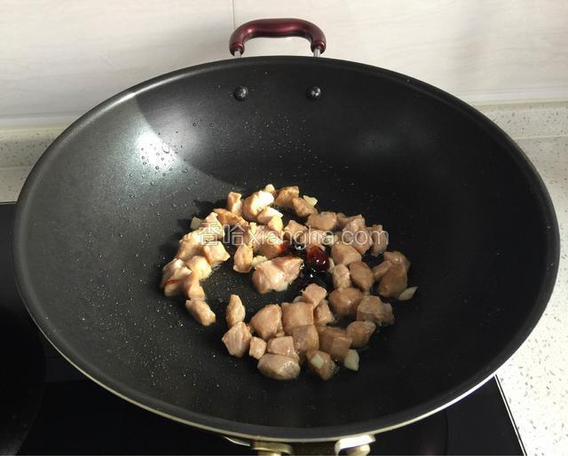 倒入猪肉丁翻炒变色，加蚝油。