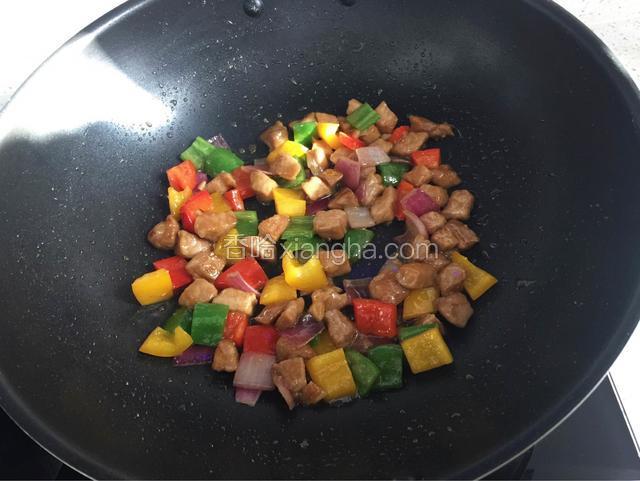 调入少许鸡精炒匀。