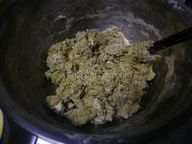 面团由高粉，酵母，盐，牛奶搅拌成絮，放置十分钟。（我添加了抹茶粉，可这次买的不好，颜色不正，以至于烤出来不出绿）