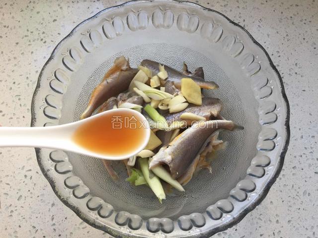 倒入料酒，生抽。