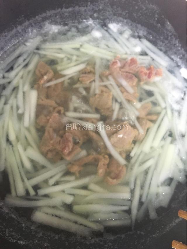 倒入牛肉，不要立马去搅拌它，大约等10秒后再用筷子搅散，然后关火