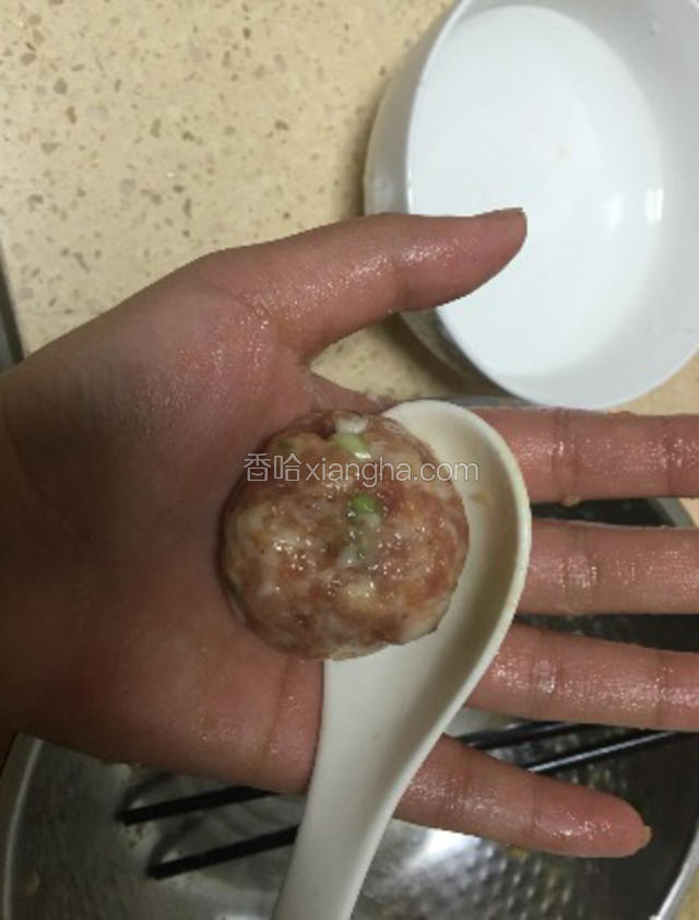 锅里热水沸腾后开始准备下肉圆。准备一碗清水，以防粘手。用勺子在清水里过一下挖一勺肉末在手心里垫俩下成型好看