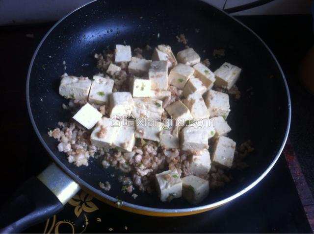 肉末炒至七八分熟，再放入豆腐，1勺酱油，适量盐和胡椒粉，翻炒至熟即可