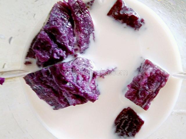 紫薯蒸熟后与牛奶混合搅拌